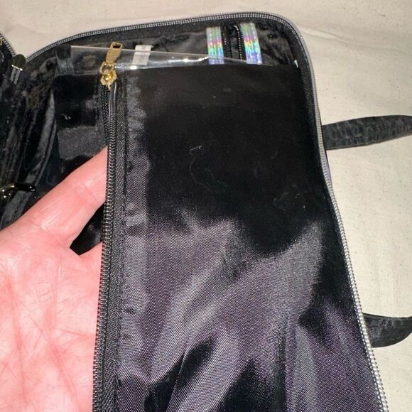 BEBE toiletries/makeup travel zip bag NWOT - Picture 4 of 7